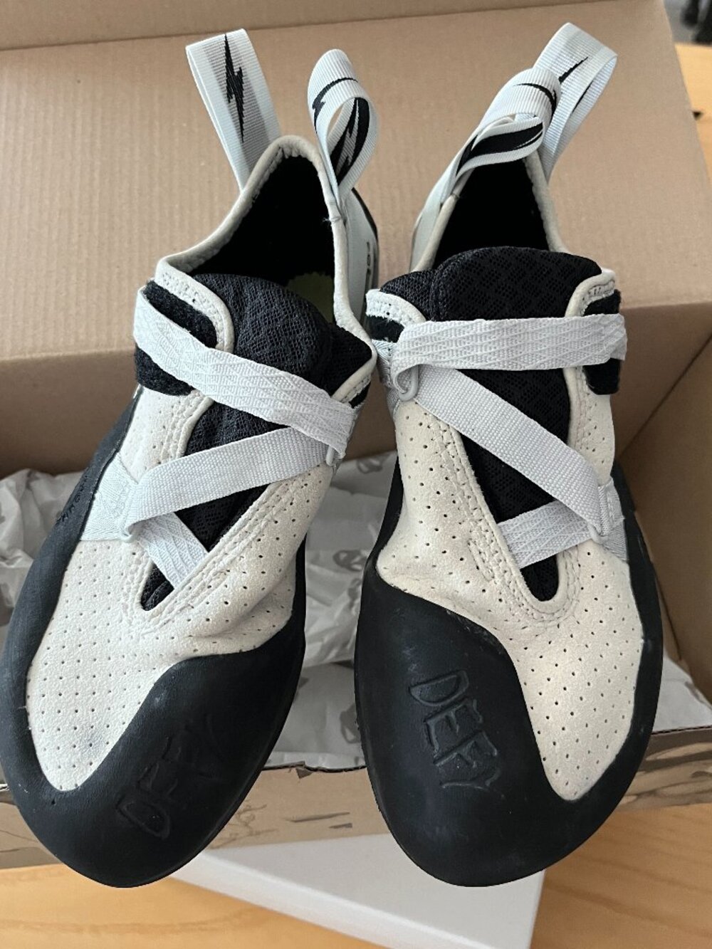 Evolv Defy LV Climbing Shoe - Gray/White, Mens 8/Womens 9 - With Box